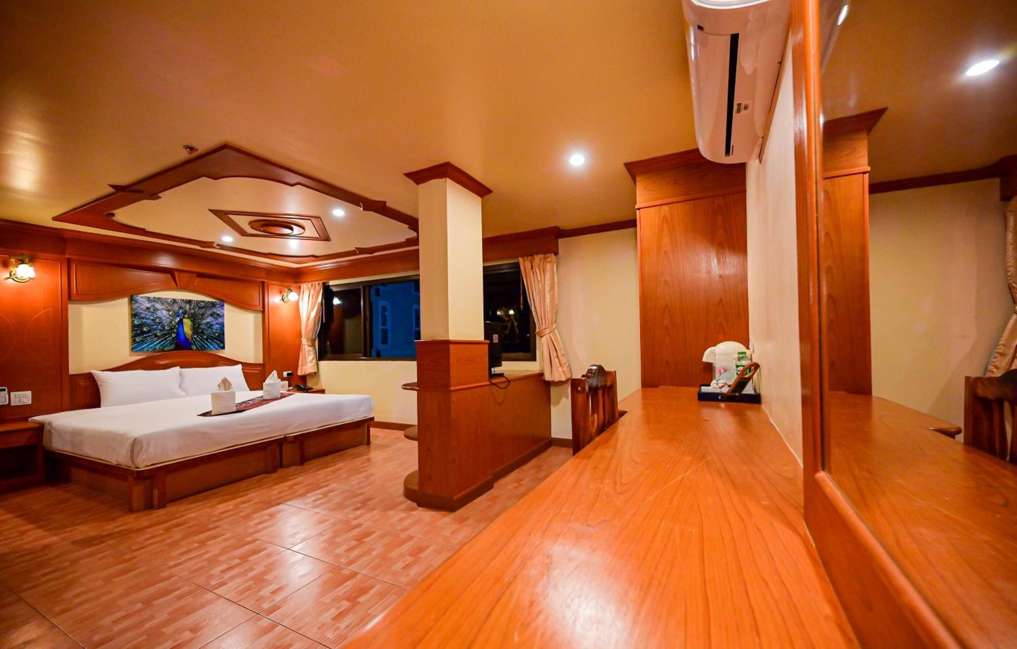 Complex Hotel Patong Exterior foto